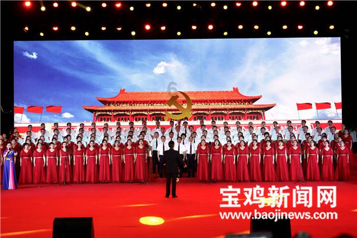 高圆圆一袭丝绸吊带裙亮相，你觉得她的穿搭怎样呢？游戏画面