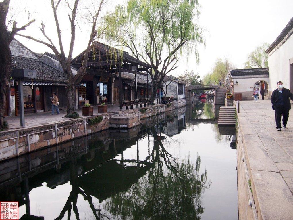 车主吐槽环卫垃圾车将垃圾倾倒在自己车前挡风玻璃,车漆被刮花了